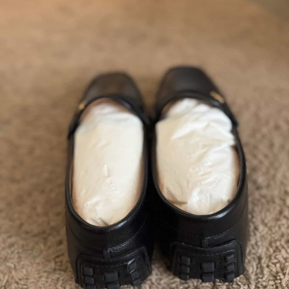 Gucci Black Leather Loafers with Gold Accent - Picture 4 of 10